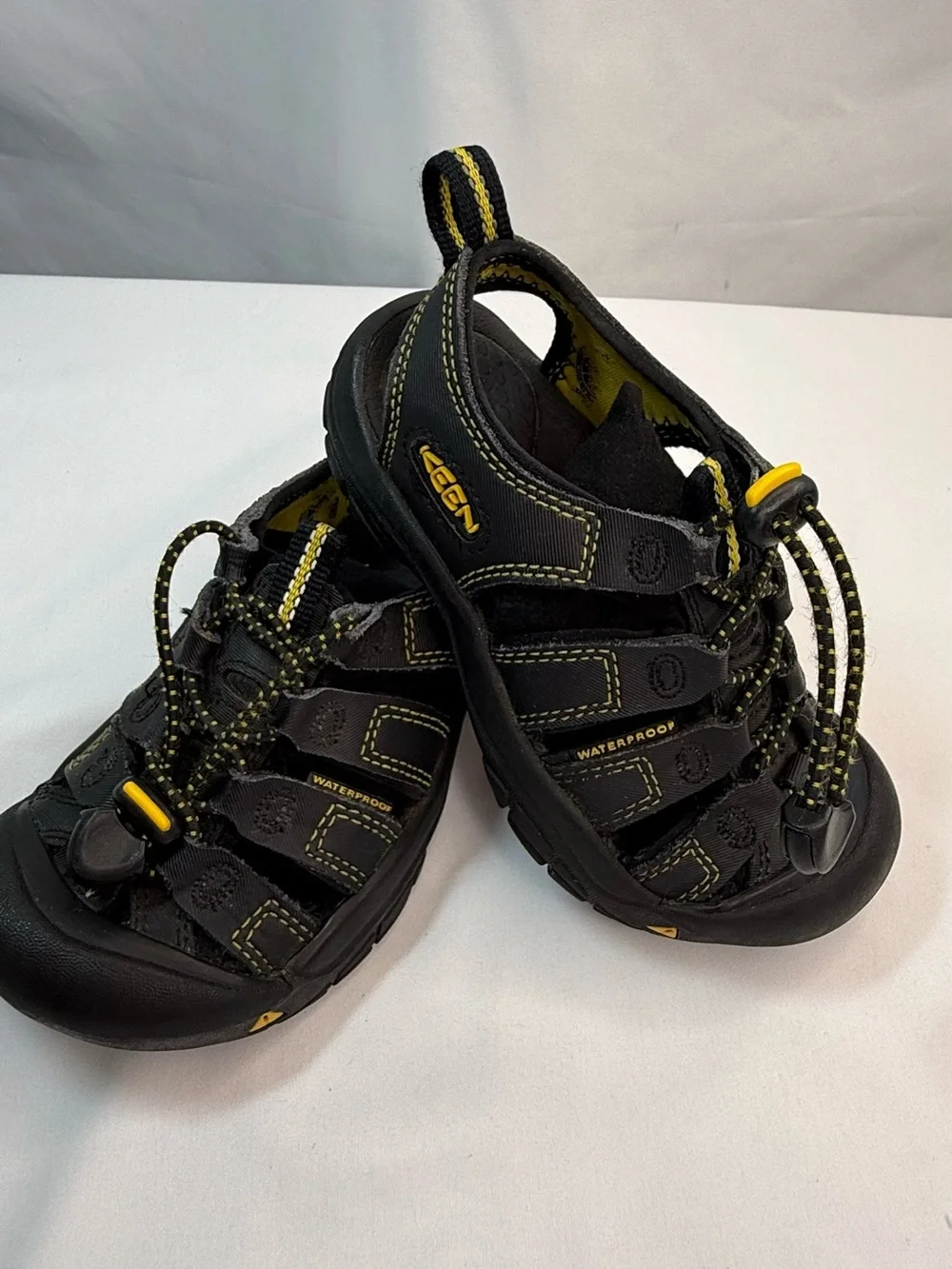 Keen Newport Kids Boys Size 11 Waterproof Black Sandals Yellow Accents VGUC/EUC